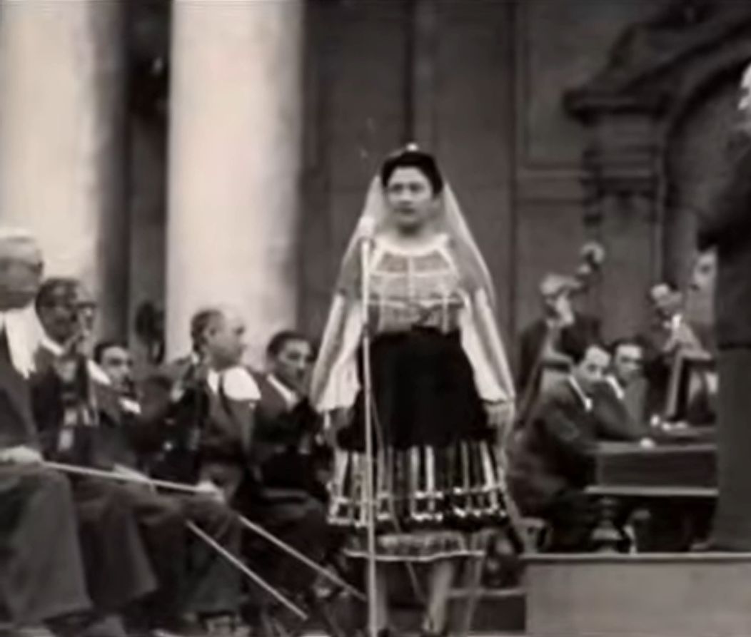 maria lataretu costum
