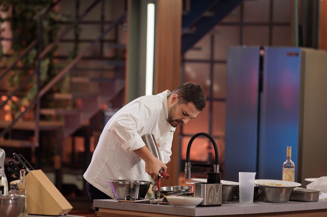 Finala MasterChef România, 16 decembrie 2025. Proba felului principal le-a dat mari bătăi de cap concurenților. Preparatul lui Florentin Drăgoiu le-a atras încă din prima clipă atenția chefilor,  (15)