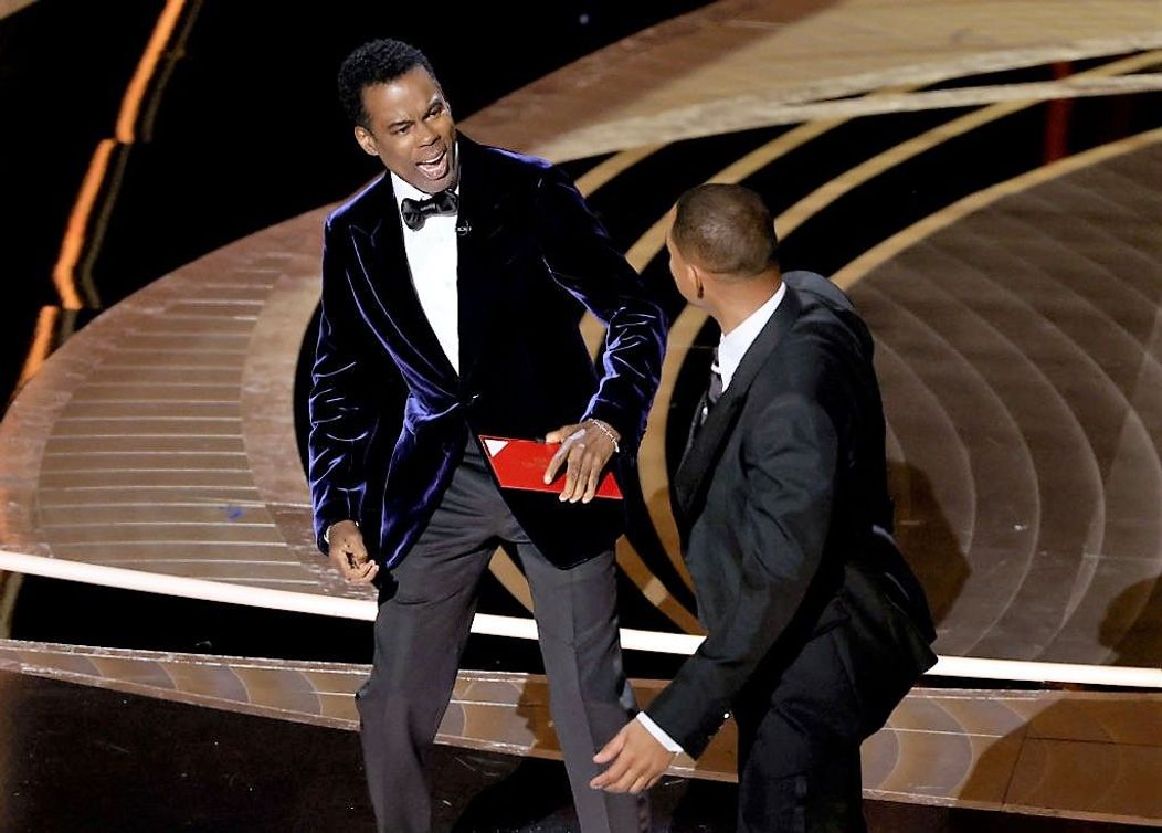 Will Smith îl lovește peste față pe Chris Rock la gala Oscar 2022