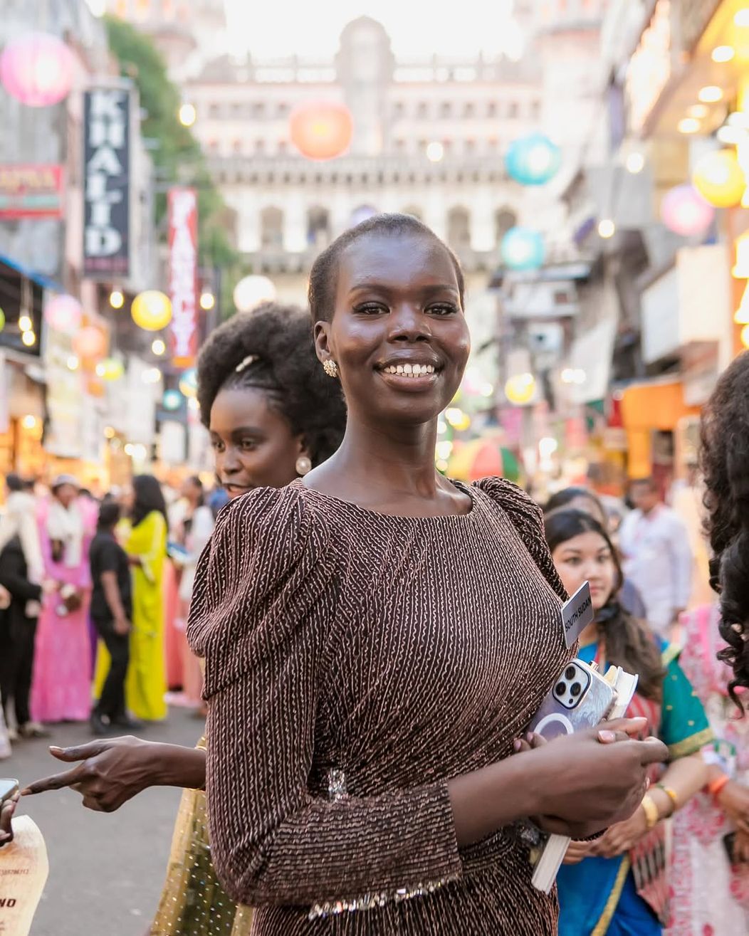 The historic streets of Hyderabad came alive with joy and tradition as the Miss World contestants were warmly welcomed by smiling vendors, artisans, and local residents, celebrating the spirit of global u (1)