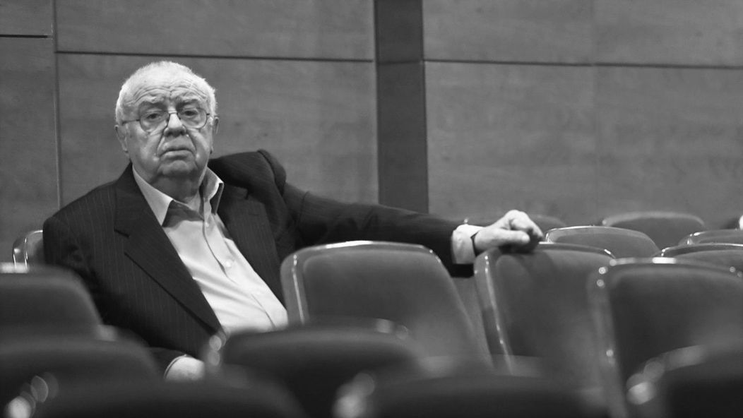 Actorul Alexandru Arșinel prezent la un eveniment gâzduit într-o sală a Teatrului de revistă Contantin Tănase