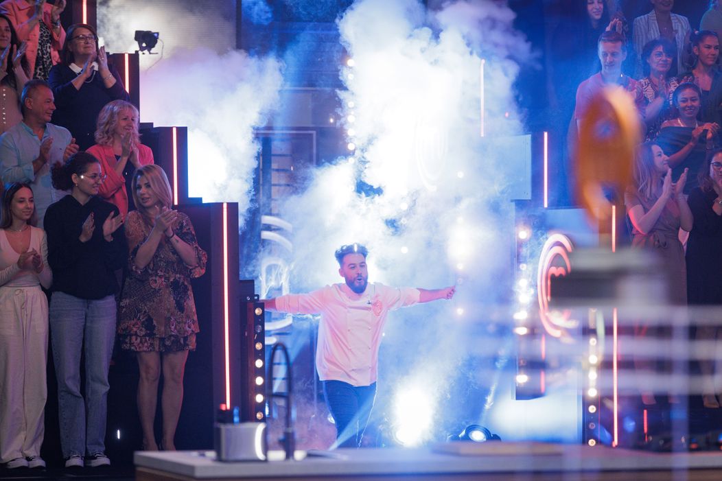 Finala MasterChef, 11 decembrie 2024. Finaliștii intră în bucătăria MasterChef, pregătiți să lupte pentru marele trofeu. Cei trei concurenți sunt copleșiți d (22)