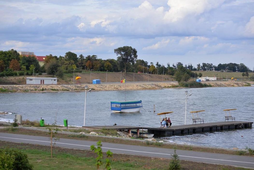 pensionari-stand-pe-lac-1024x684