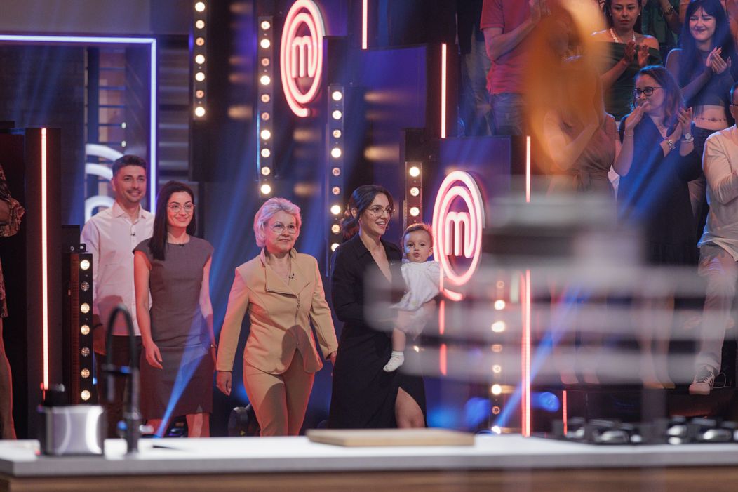 Finala MasterChef, 11 decembrie 2024. Finaliștii intră în bucătăria MasterChef, pregătiți să lupte pentru marele trofeu. Cei trei concurenți sunt copleșiți d (29)