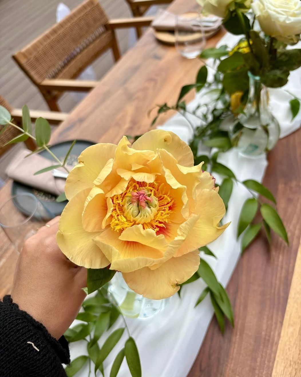 Iubirea se aseamănă uneori cu un cocktail bine făcut- echilibrată, surprinzătoare și plină de viață.  În mijlocul acestei povești - @roxana.ghiorghian și @valentinluca, cel care știe mai bine ca oricine c (2)