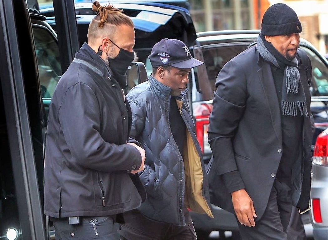 Chris Rock surprins pe stradă, în Boston, înaintea show-ului său de stand-up comedy