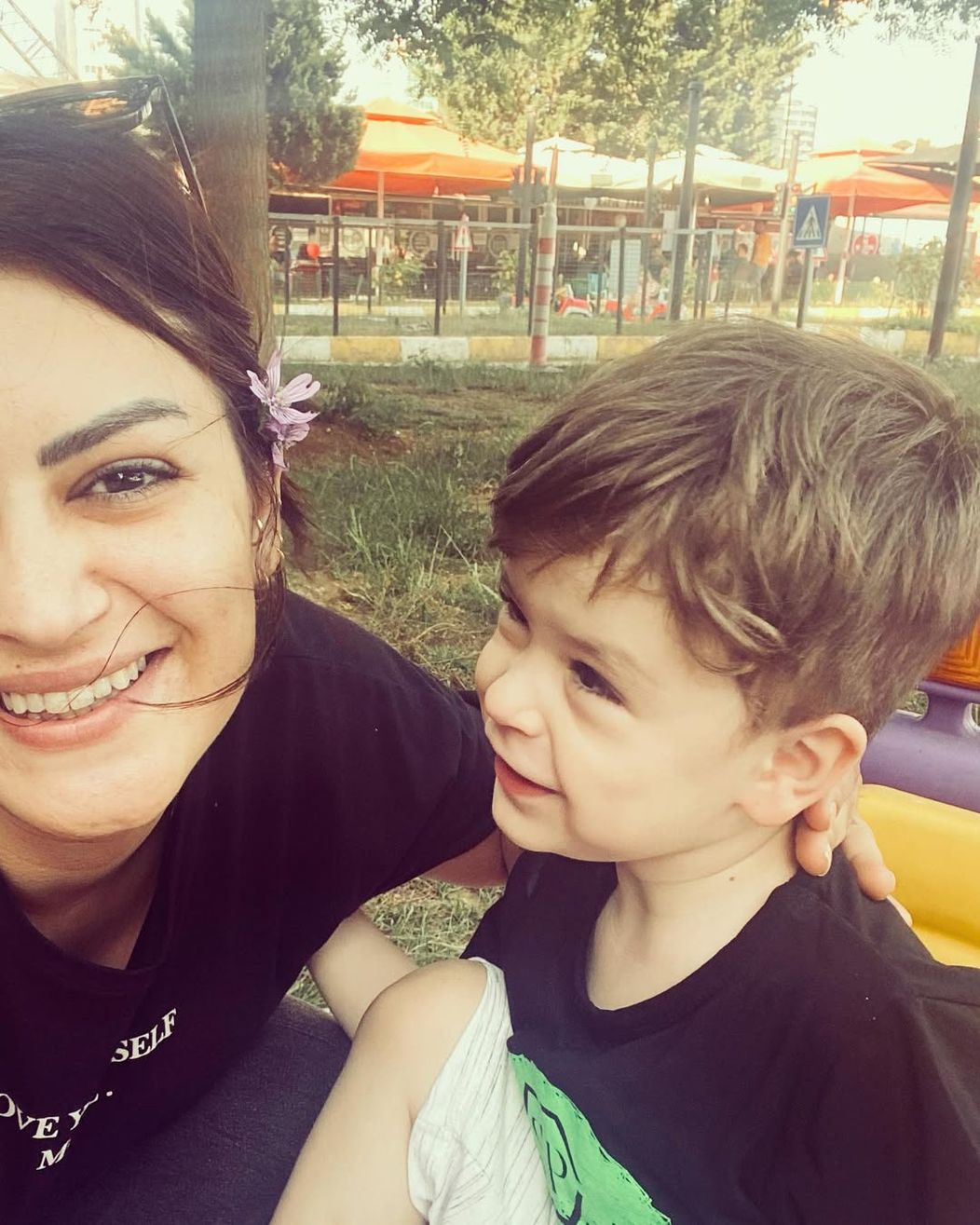 Sevdiğim bey bana çiçek toplamış 💛🍀