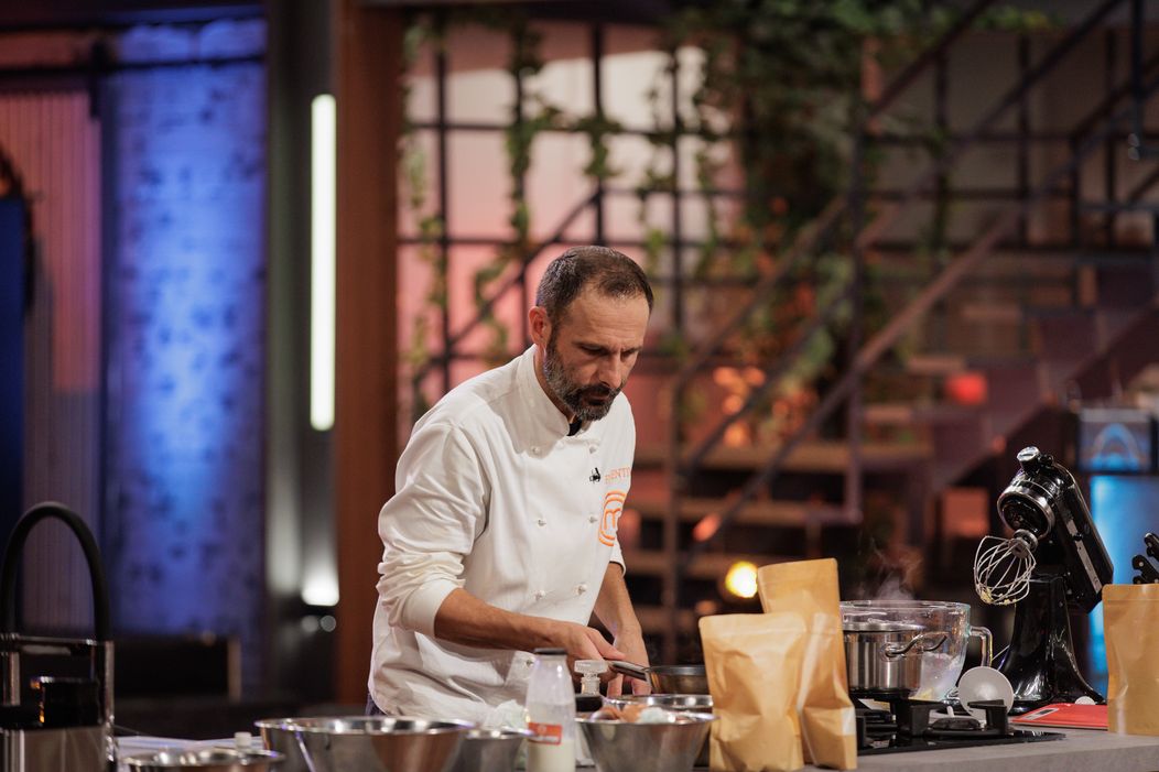 Finala MasterChef România, 16 decembrie 2025. Începe proba desertului, cea care poate decide totul. Emoțiile finaliștilor ating cote maxime atunci când Florin Dumitrescu pune trofeul pe bancul fi (5)