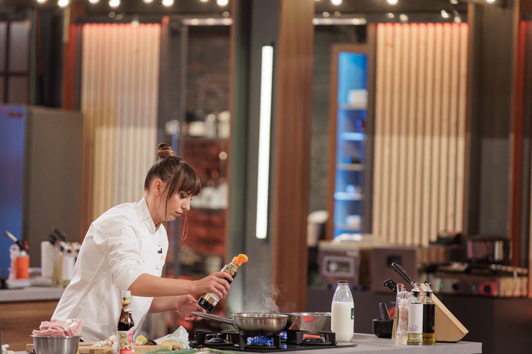 Finala MasterChef România,16 decembrie 2025. Începe prima probă a finalei sezonului 10. Foștii concurenți își exprimă la unison antipatia pentru Florin Drăgoiu și le fac galerie celorlalți doi fi (4)