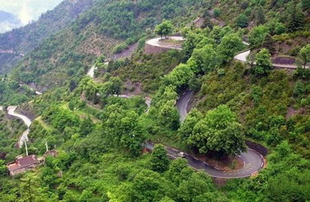 5. Col de Turini - Franta

Situat in sudul Frantei, la o altitudine de peste 1.500 de metri, drumul este inclus in fiecare an in celebrul Raliu Monte Carlo. Are 34 de viraje stranse si linii de viteza pe care o masina poate prinde si 170 km/h.