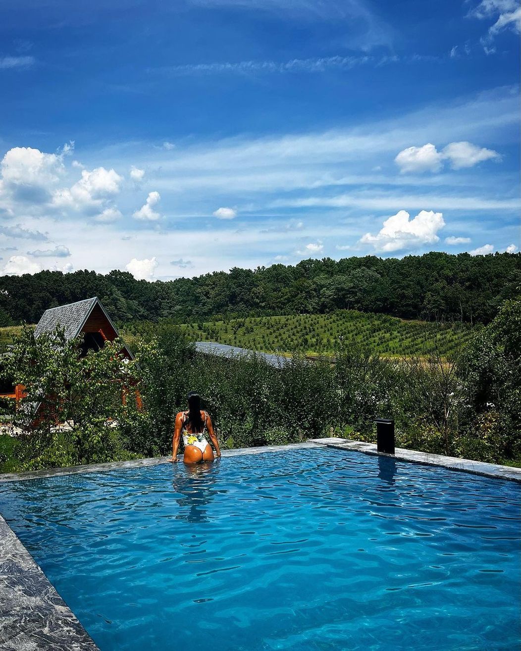Lucianna Vagneti la piscină 