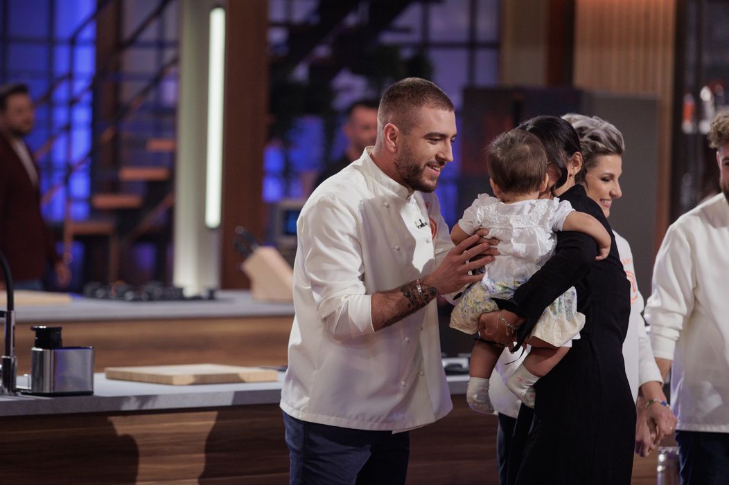 Finala MasterChef, 11 decembrie 2024. Finaliștii intră în bucătăria MasterChef, pregătiți să lupte pentru marele trofeu. Cei trei concurenți sunt copleșiți d (31)