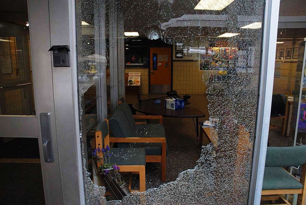 Geamuri sparte în școala din Sandy Hook, unde 20 de copii au fost uciși în decembrie 2012