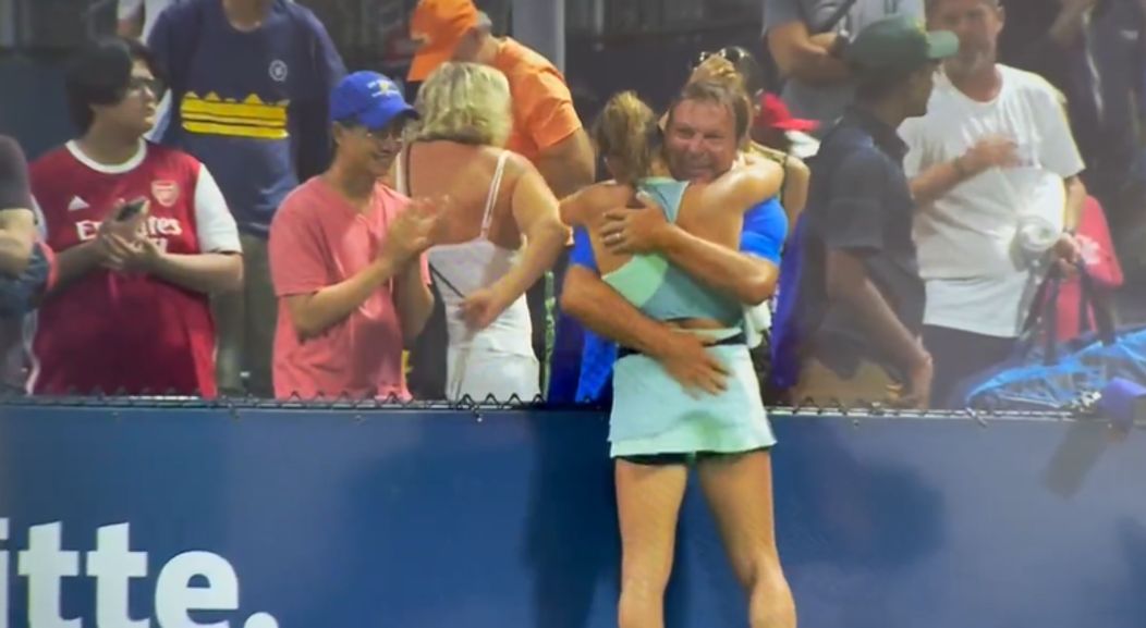 Sara Bejlek este îmbrățișată indecent de tatăl ei, după o victorie la US Open 2022