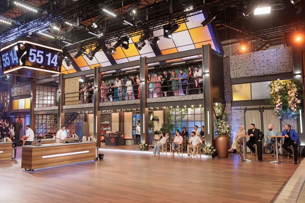 Finala MasterChef România,16 decembrie 2025. Începe prima probă a finalei sezonului 10. Foștii concurenți își exprimă la unison antipatia pentru Florin Drăgoiu și le fac galerie celorlalți doi fina (1)