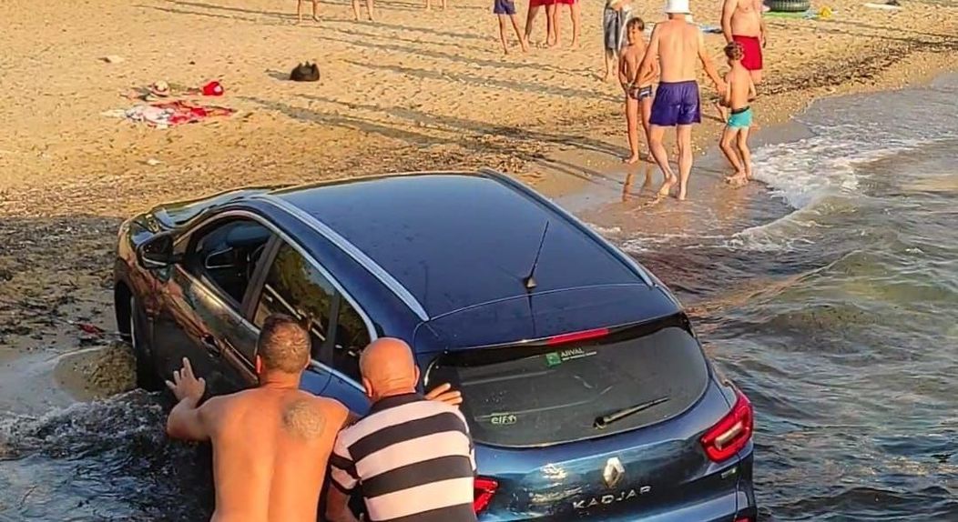 un roman a ajuns cu masina in mare in skala kallirachis, thassos