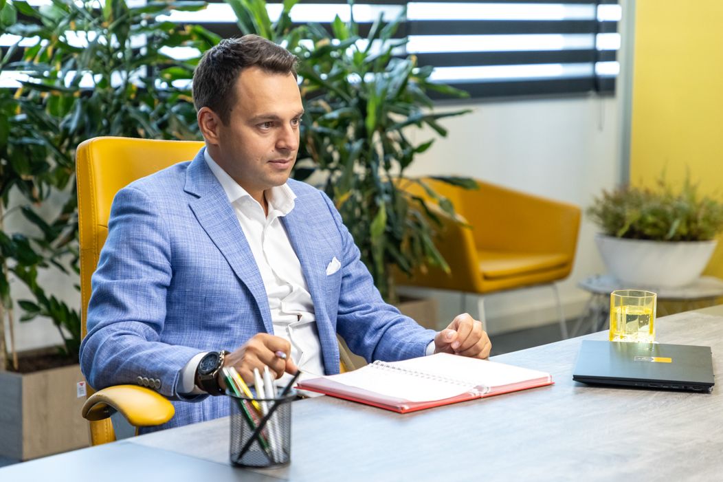 Șef sub acoperire, 21 noiembrie 2024. Eugen Ene, livratorul care a dormit în scările de bloc, este recompensat pentru munca depusă. Surpriza pe care i-a pregătit-o șeful sub acoperire îi ajută să își (5)