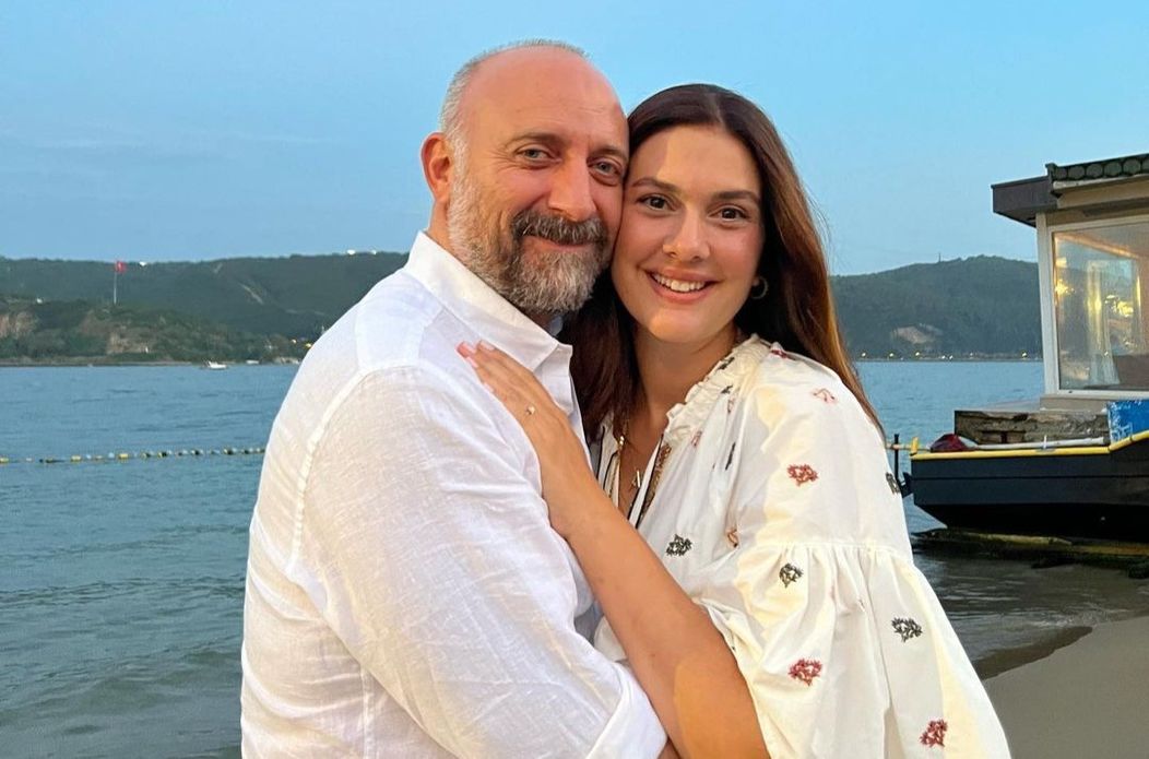 Bergüzar Korel _ Halit Ergenç la malul marii