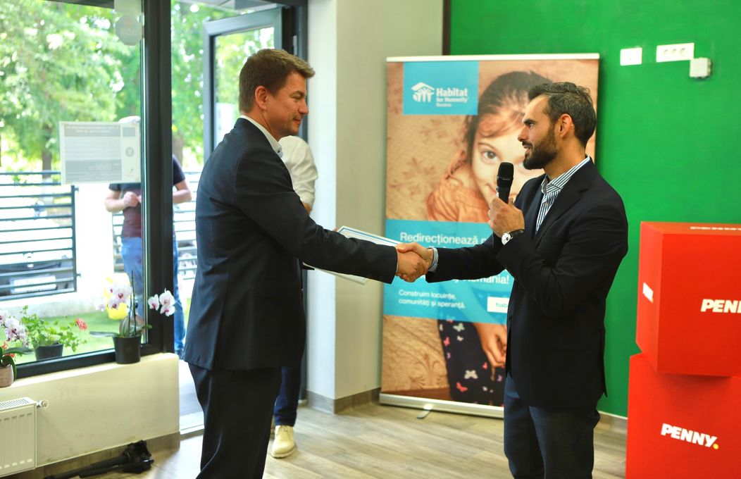 De la stanga la dreapta - Daniel Gross, CEO PENNY si Roberto Patrascoiu, CEO Habitat for Humanity Romania