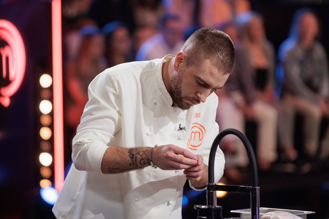 Finala MasterChef, 11 decembrie 2024. Prima probă a finalei a început. Georgiana, Sebi și Gabriel trebuie să pregătească aperitive spectaculoase „Vreau să fie foarte greu să decid. Așa vreau să f (3)