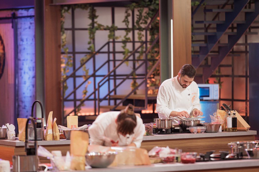 Finala MasterChef România, 16 decembrie 2025. Începe proba desertului, cea care poate decide totul. Emoțiile finaliștilor ating cote maxime atunci când Florin Dumitrescu pune trofeul pe bancul fi (17)