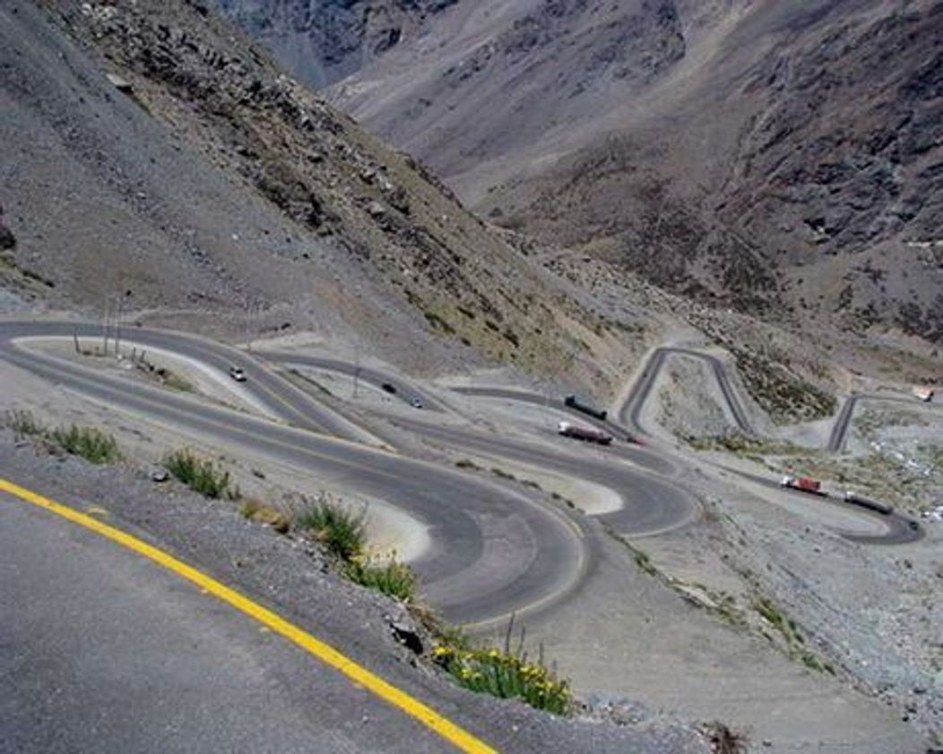 6. Los Caracoles Pass - Chile si Argentina

Traverseaza muntele Andreas din Anzi, facand legatura intre Chile si Argentina. Este mai tot timpul anului acoperit de zapada si nu are parapete de protectie, ceea ce il face destul de periculos de traversat p
