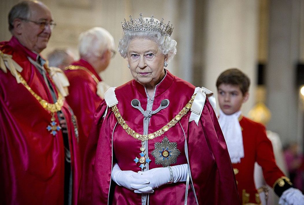 Regina Elisabeta a II-a, îmbrăcată cu mare pompă în cadrul unui eveniment găzduit de suverana Marii Britanii