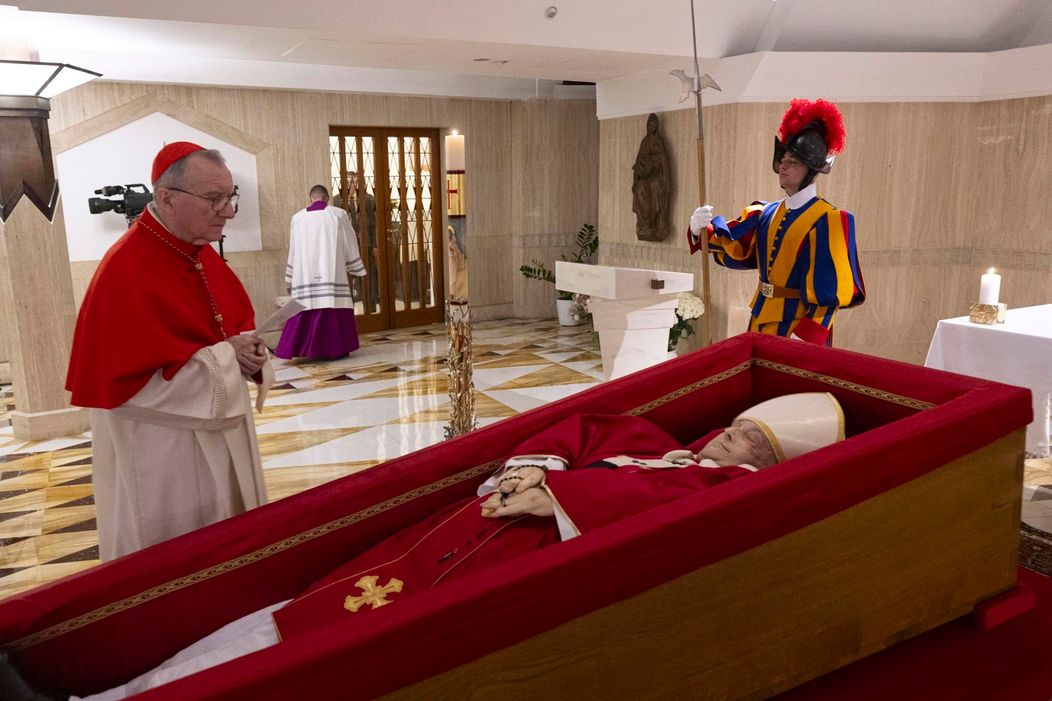 papa francisc in sicriu