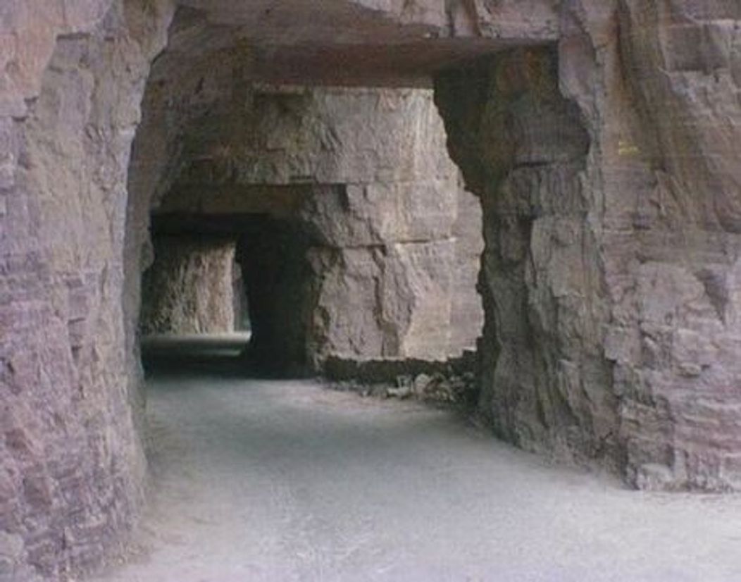 8. Guoliang Tunnel Road - China

Mai degraba un tunel, a fost construit de 13 sateni in numai 5 ani, in muntii Taihang, fiind deschis circulatiei in 1977. Are 1,2 kilometri lungime, 4 metri latime si 5 metri inaltime.