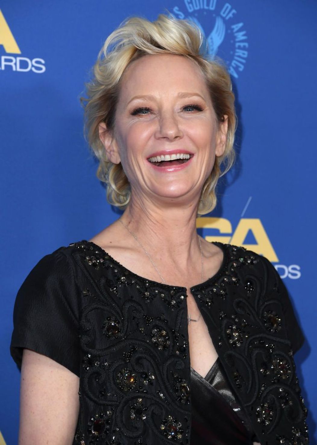 Anne Heche zâmbește în fața camerei de luat vederi la un eveniment monden