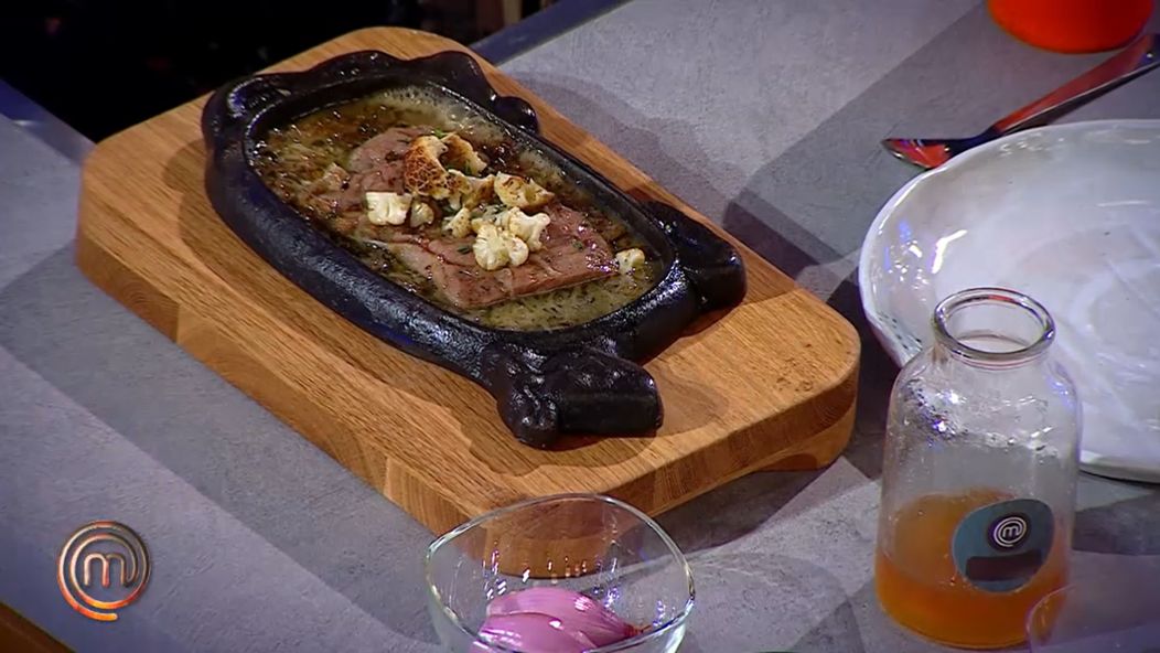 Chef Florin Dumitrescu face o demonstrație incendiară, în platoul MasterChef. Gătește, la foc deschis, o rețetă simplă, dar spectaculoasă wagyu și cunopidă arsă „Mi s-a părut ceva inedit” (6)