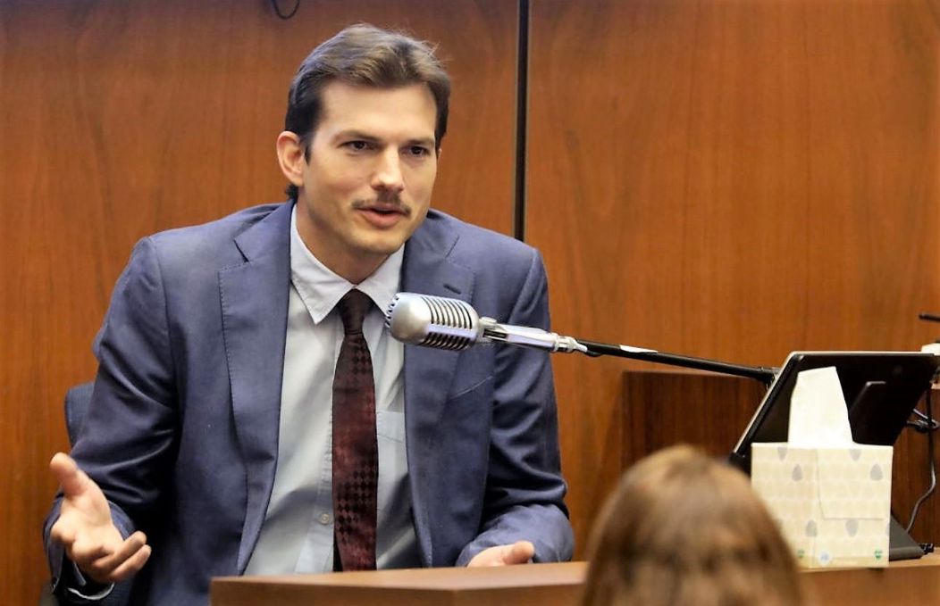 Ashton Kutcher și-a lăsat mustață. FOTO: Getty Images