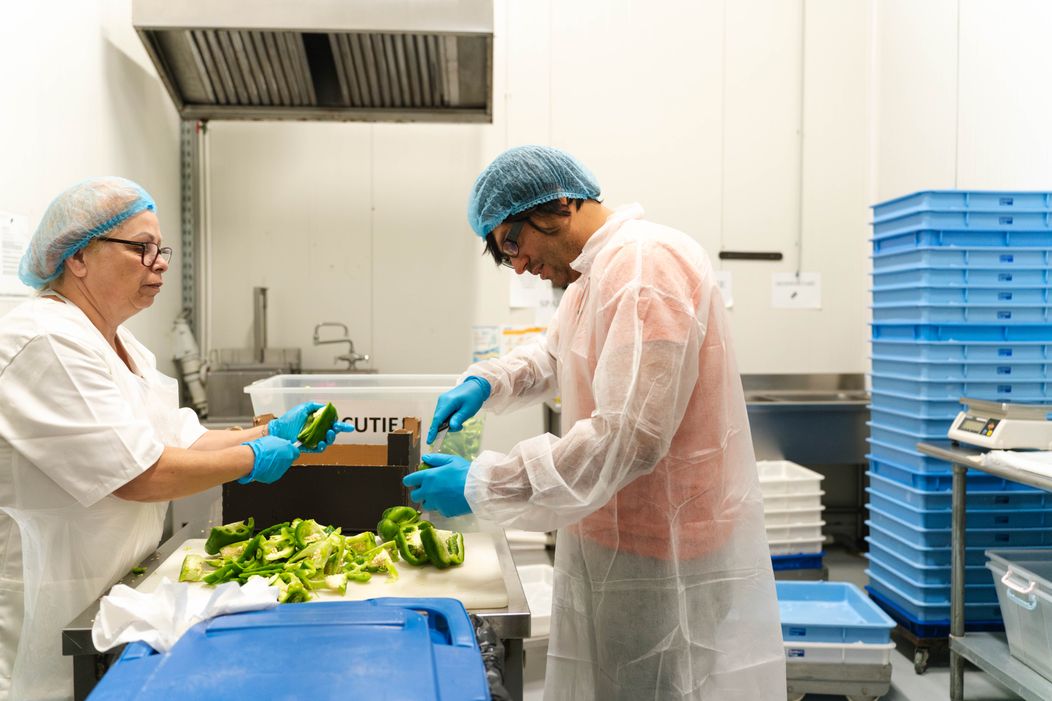  Șef sub acoperire, 21 noiembrie 2024. Dragoș Popa merge la fabrica de producție Domino's Pizza, unde o cunoaște pe Claudia Leca. Pâna ca ziua de muncă să se încheie, acesta sesizează o probl