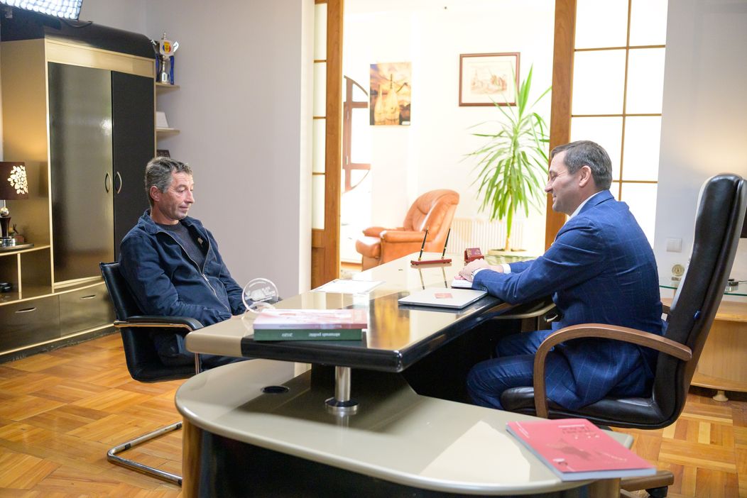 Recompense angajați, Șef sub acoperire (3)
