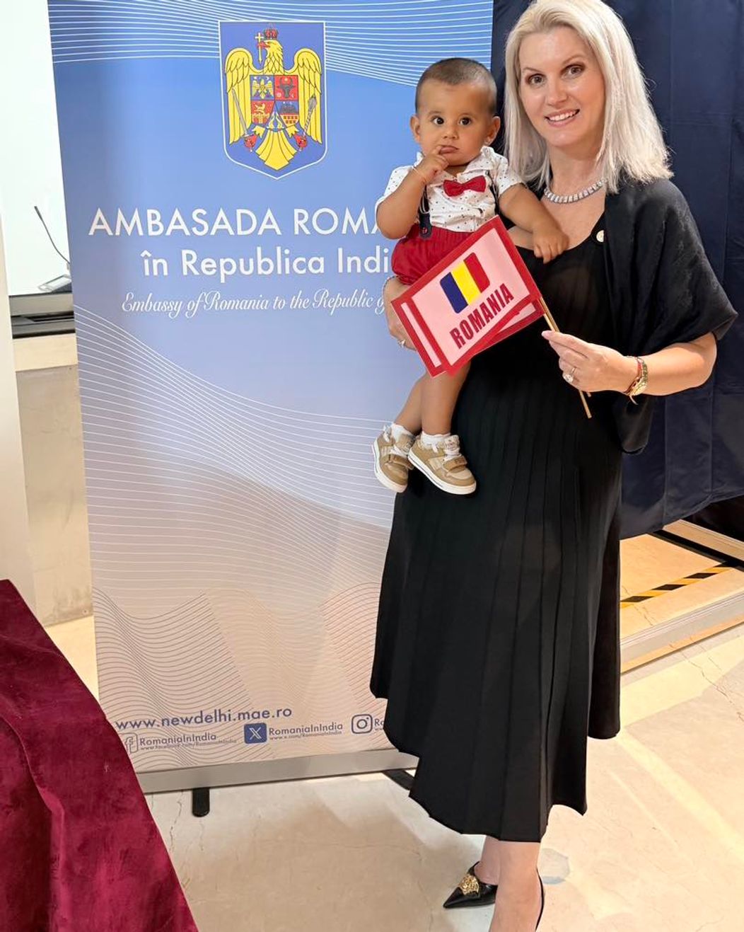 Anca Verma, accompanied by her son Aditeshwar Verma, casting her vote in the Romanian presidential elections at the Embassy of Romania in New Delhi.A gesture of civic duty and a beautiful example for the next