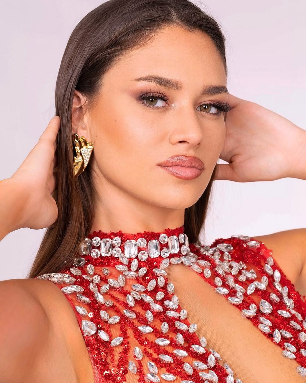 A refined shooting day celebrating elegance, confidence and femininity.Every detail reflects poi