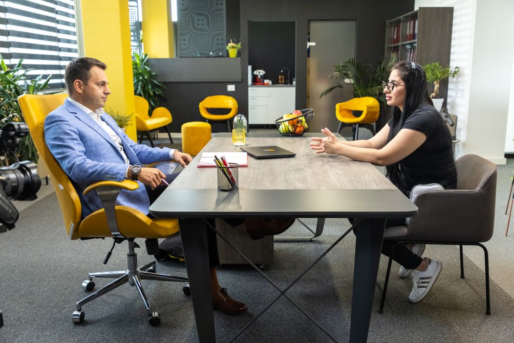 Șef sub acoperire, 21 noiembrie 2024. Flori, mama care încearcă să îi ofere copilului cu autism o viață normală, primește o mână de ajutor din partea lui Alin Hustiu. Tată a doi copii (3)