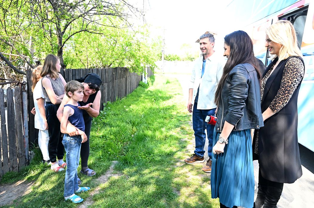 Frații Anghel și bunica lor întâmpină echipa Visuri la cheie în pragul casei lor din Văcărești, Dâmbovița