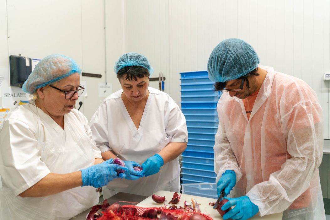  Șef sub acoperire, 21 noiembrie 2024. Dragoș Popa merge la fabrica de producție Domino's Pizza, unde o cunoaște pe Claudia Leca. Pâna ca ziua de muncă să se încheie, acesta sesizează o probl (8)