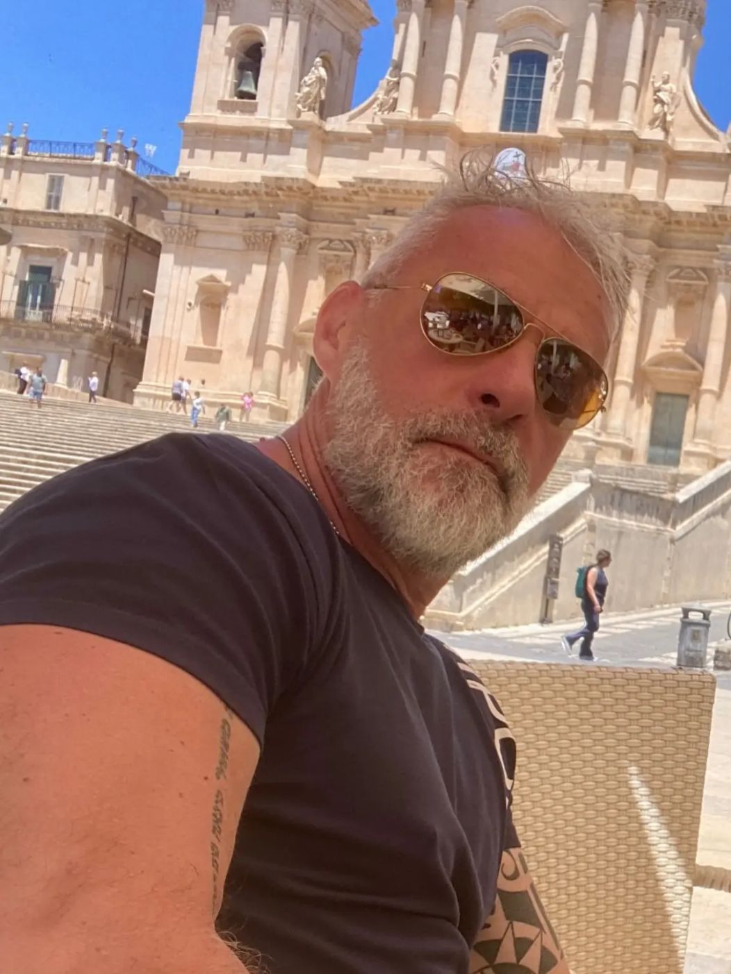 giuseppe-fusari-vatican-embracing-hot-108793635