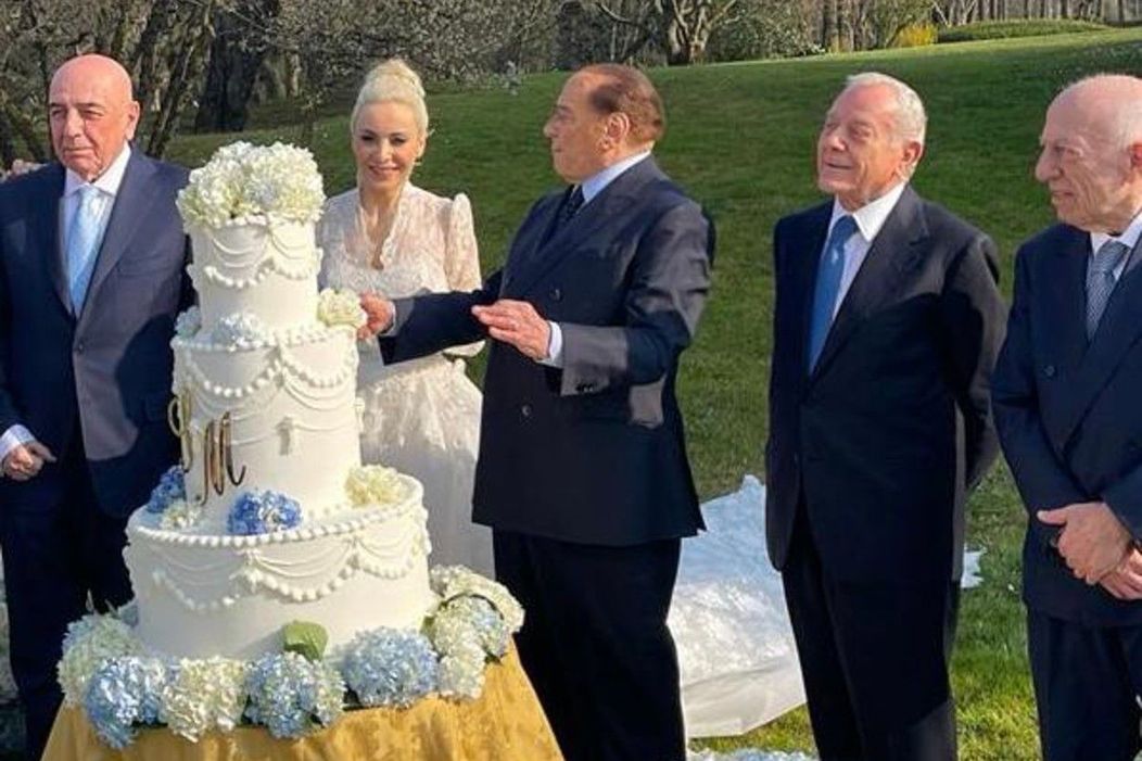 Silvio Berlusconi taie tortul la nunta cu iubita lui Marta Fascina. Evenimentul a avut loc la Villa Gernetto din comuna Lesmo