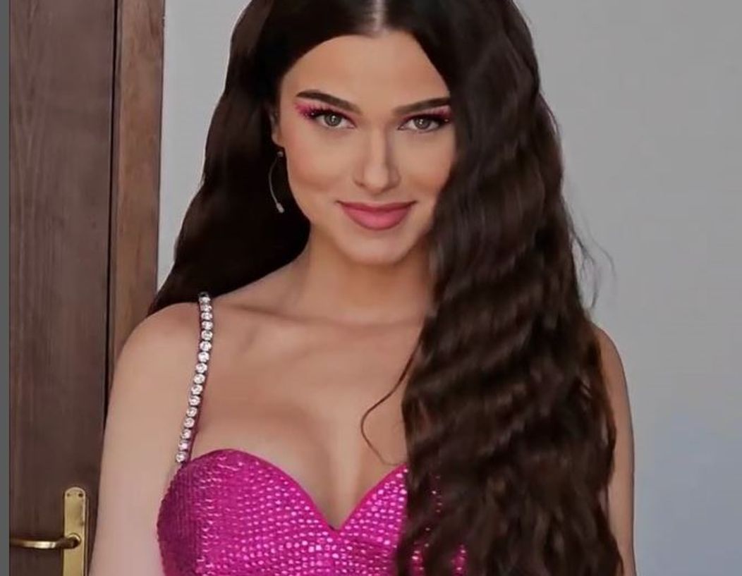 theo sexy in corset
