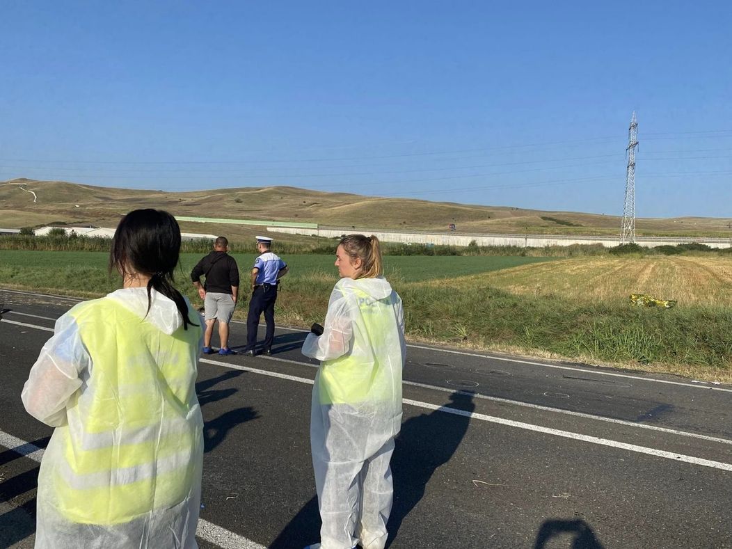 Un șofer beat, de 19 ani, a lovit cu mașina șase tineri, iar trei dintre ei au murit pe loc. Tragedia a avut loc la Sântimbru, în Alba.
Imagini de la locul accidentului 
