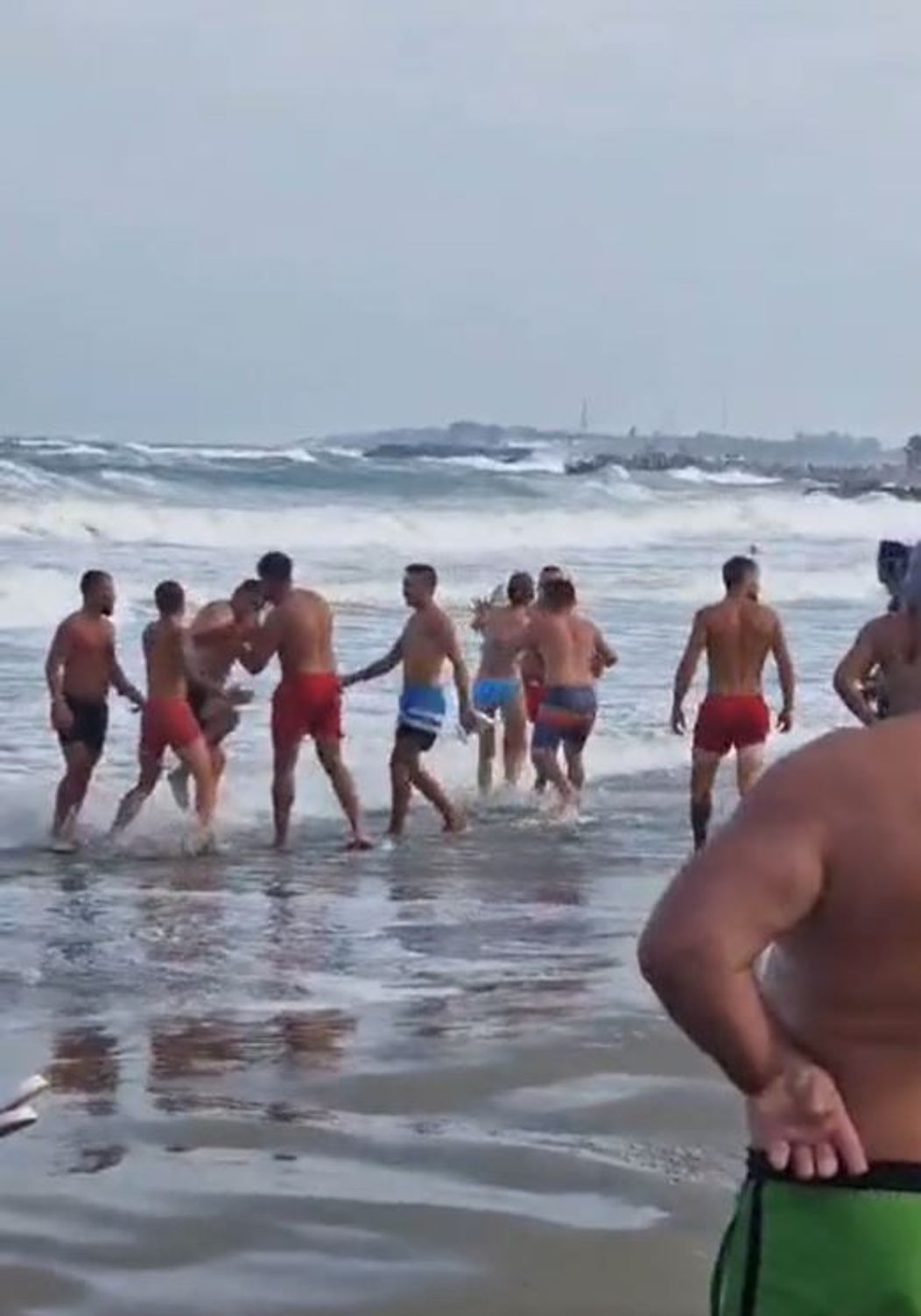 bataie pe litoralul romanesc intre turisti si salvamari 