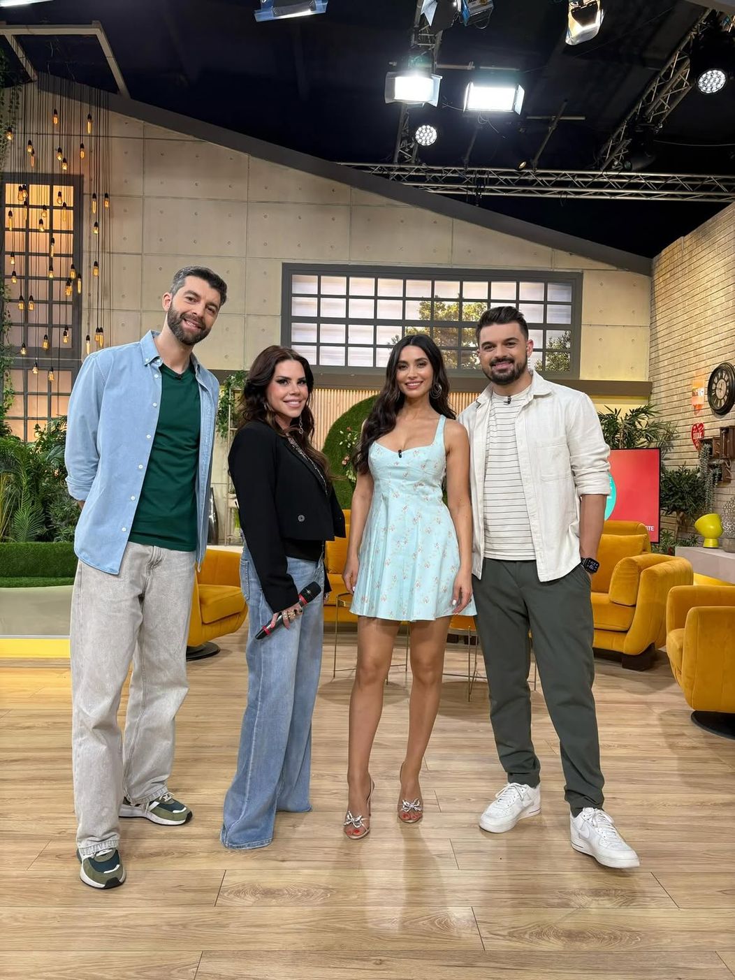 Astăzi la Vorbeşte lumea-Protv ne-am super amuzat la Roata provocărilor.Am povestit,am amintit d (1)
