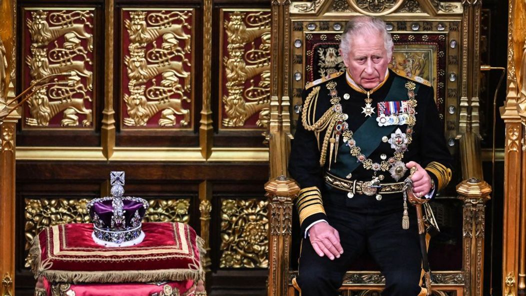 Regele Charles III stă așezat pe tronul său, cu toată pompa regală, pentru prima dată de la moartea mamei sale, Regina Elisabeta a II-a