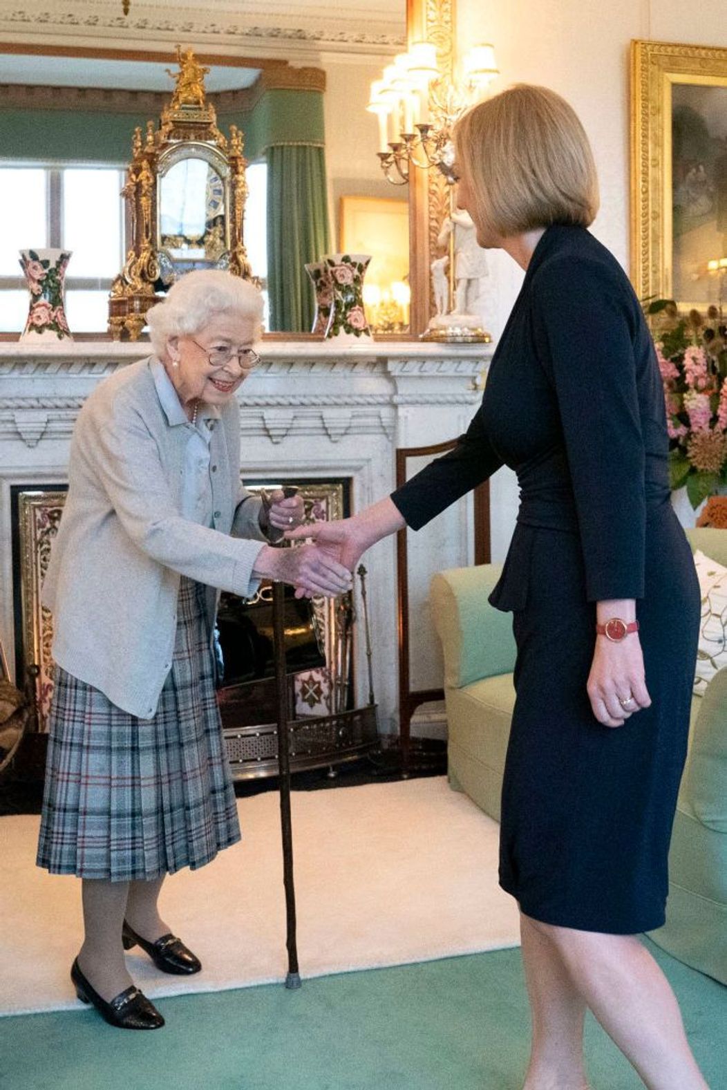 Regina Elisabeta a II-a a Marii Britanii îi strânge cordial mâna lui Liz Truss, șefa Guvernului britanic
