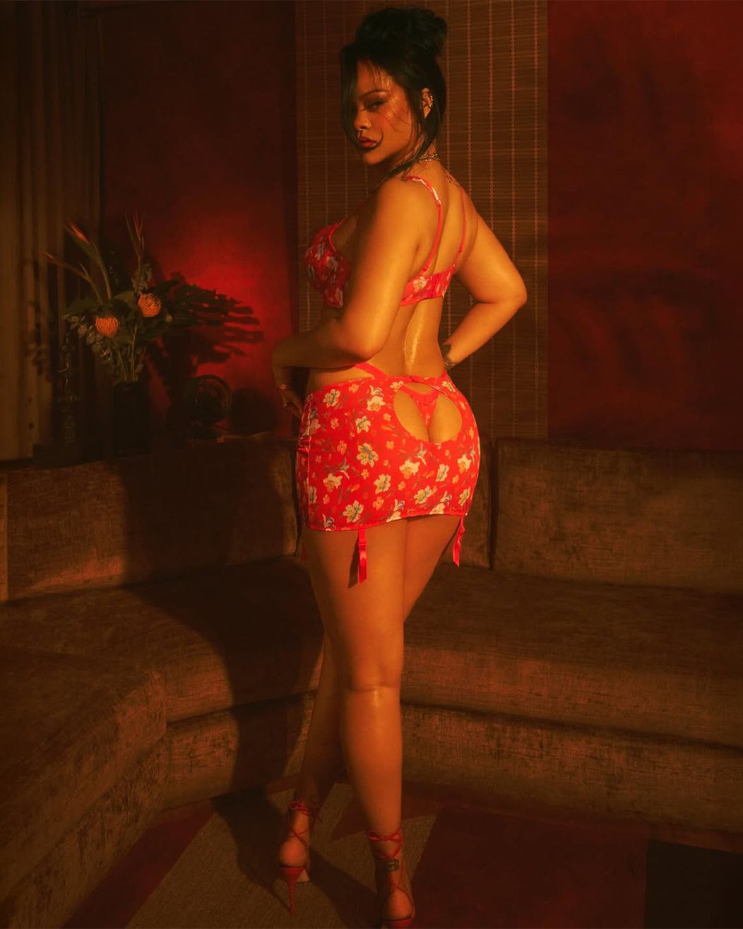 Rihanna is ready for summer… and were already sweating! 🥵__Rih lived up to her username with h (1)