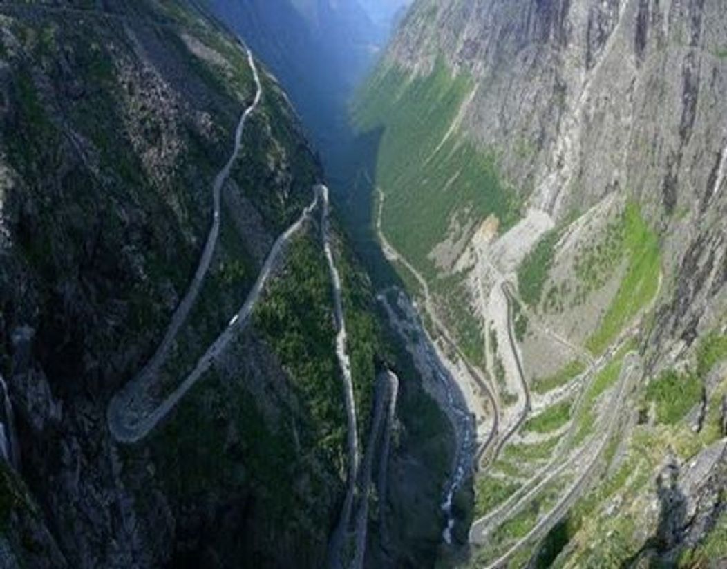 9. Trollstigen - Norvegia

Situat in regiunea Rauma, "Scara Trolilor" este un drum foarte ingust, presarat cu peisaje ametitoare, cascade spectaculoase, intre care Stigfossen, de 320 de metri inaltime. Cuprinde 11 viraje bruste, pe alocuri cu o inclinat