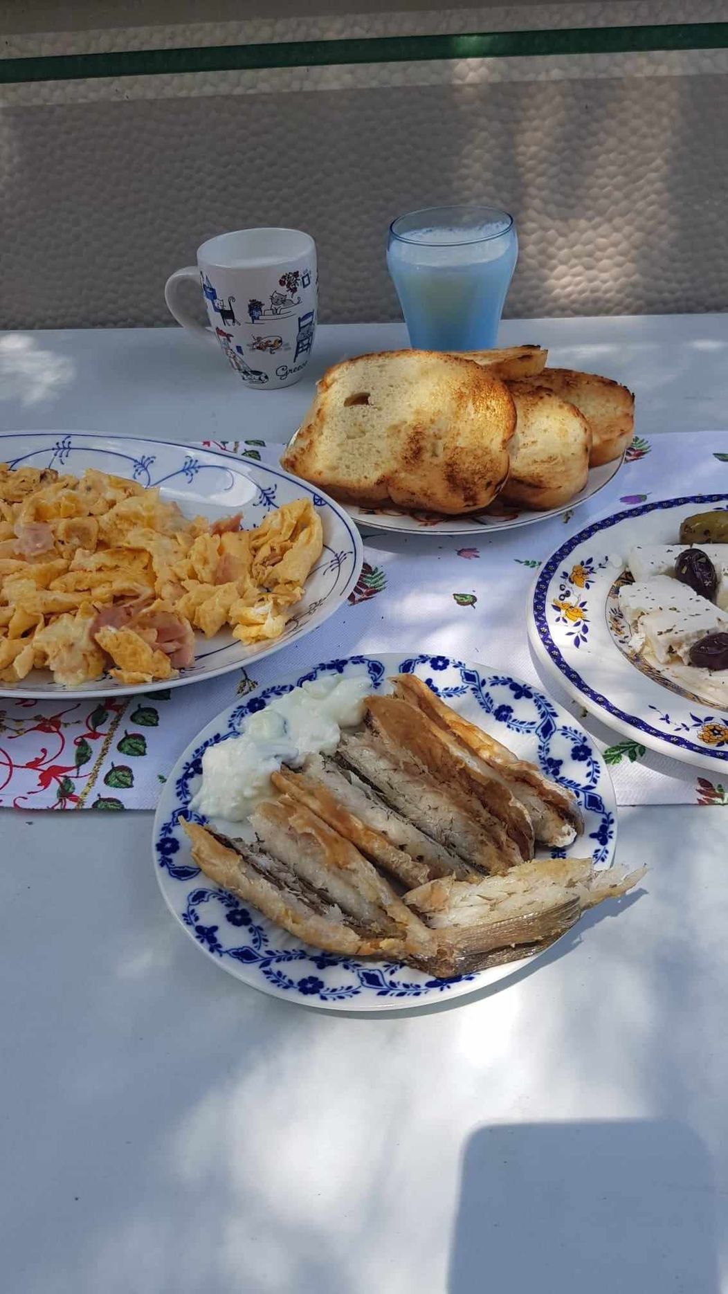 peste prajit, branza cu masline, omleta 
